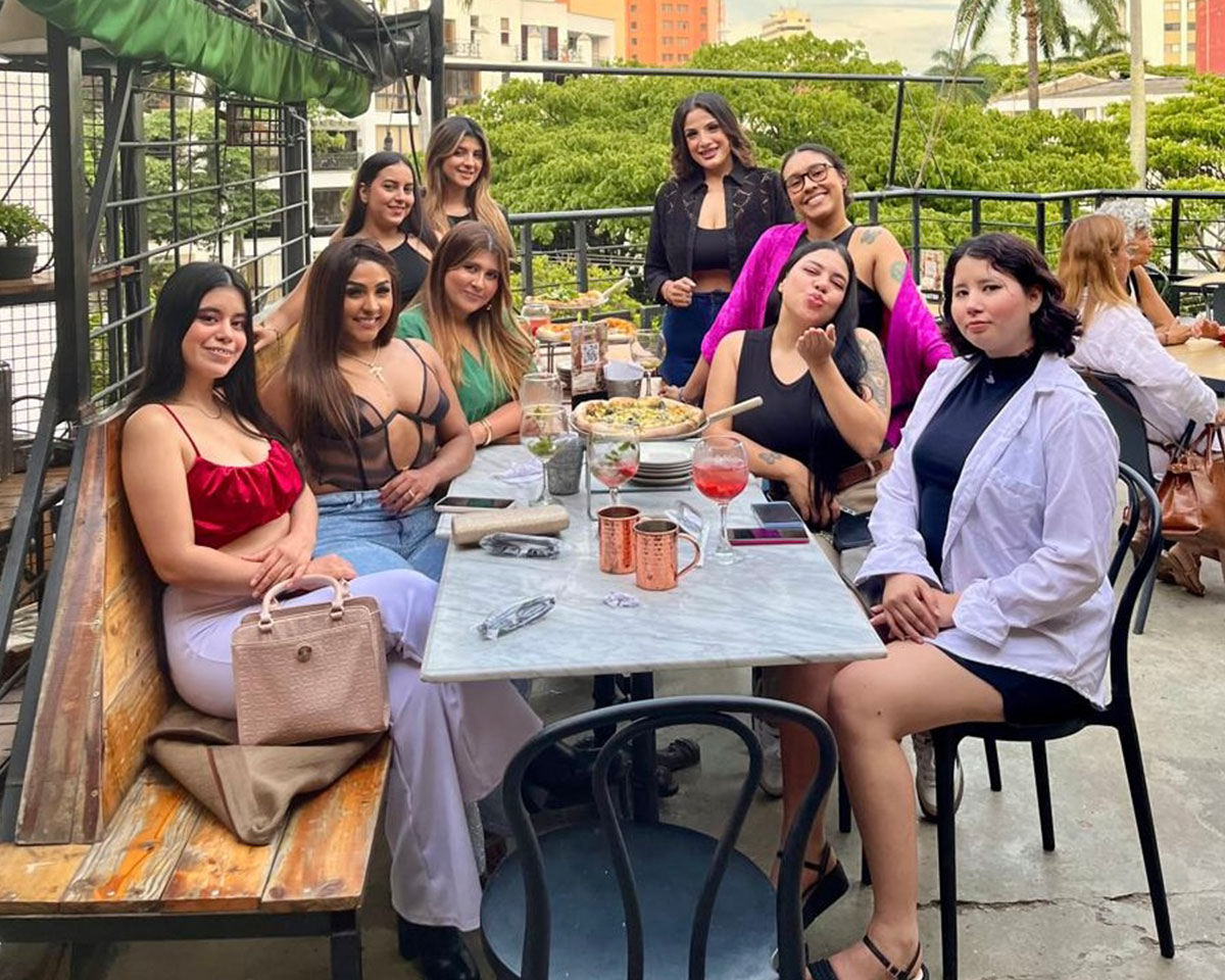 El evento AfterStream, organizado por Streamate, no fue solo una celebración ni una reunión casual: fue una experiencia de comunidad e intercambio profesional, diseñada para fortalecer la conexión entre la plataforma y sus modelos. En esta ocasión, contó con la participación de diez Modelos destacadas, Ryan y Laura representantes de Streamate, quienes juntos compartieron cócteles, comida y, sobre todo, conocimiento y experiencia.